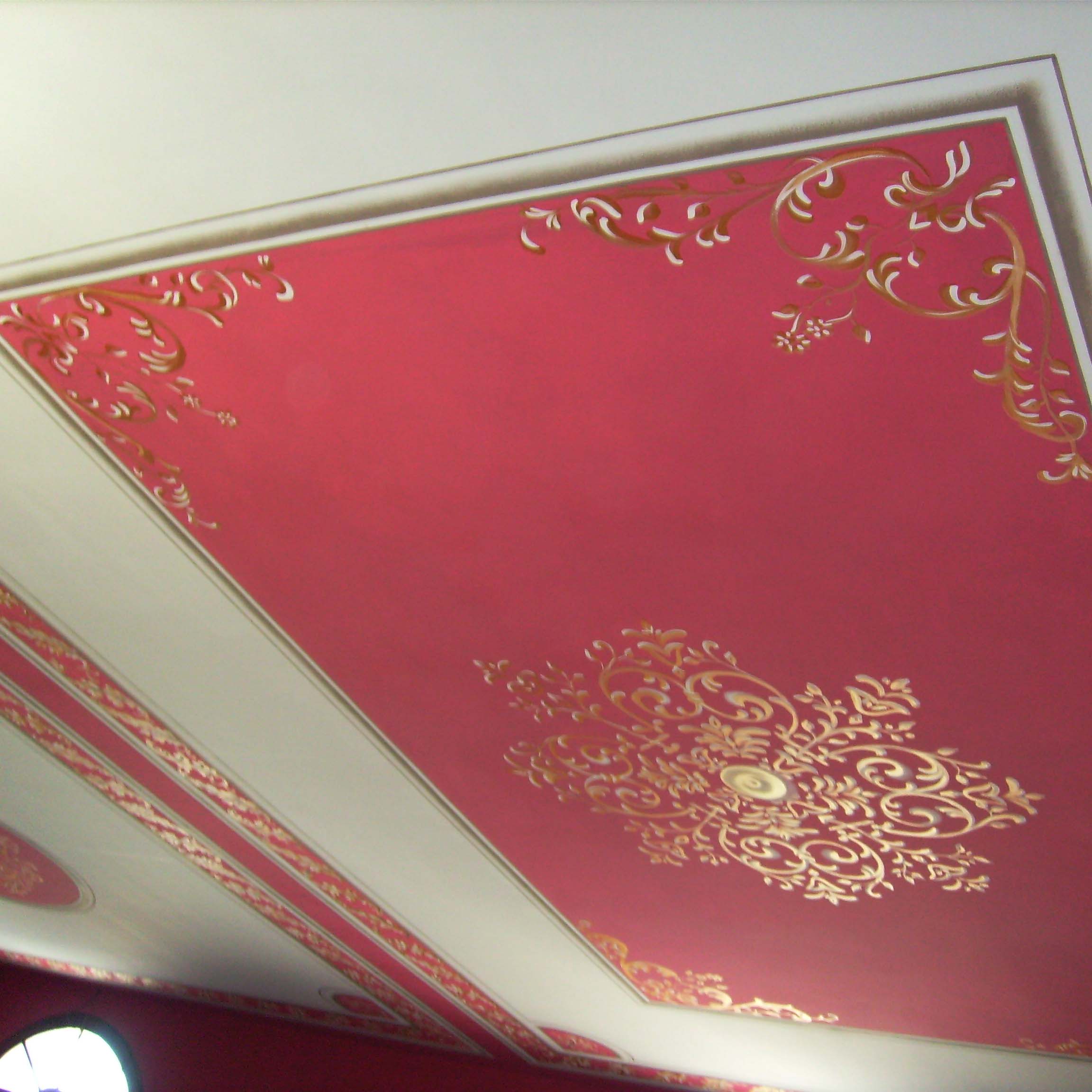 Decorazioni-Pittoriche-Rosso-e-Oro-su-Soffitto-con-Fregio-Ornamentale-e-Cornici-Dipinti-in-stile-Classico