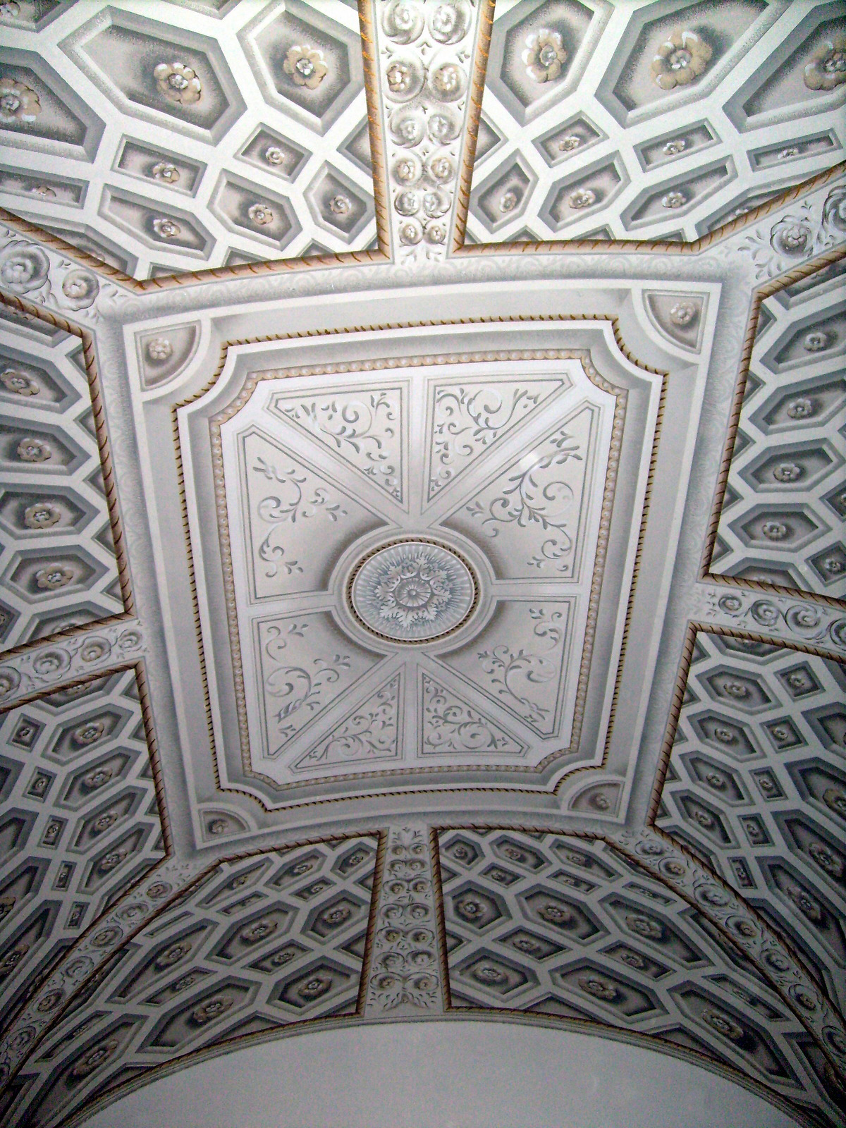 Decorazione-Pittorica-geometrica-effetto-in-rilievo-Bidimensionale-su-Soffitto-a-volta-per-locale-Prestigioso