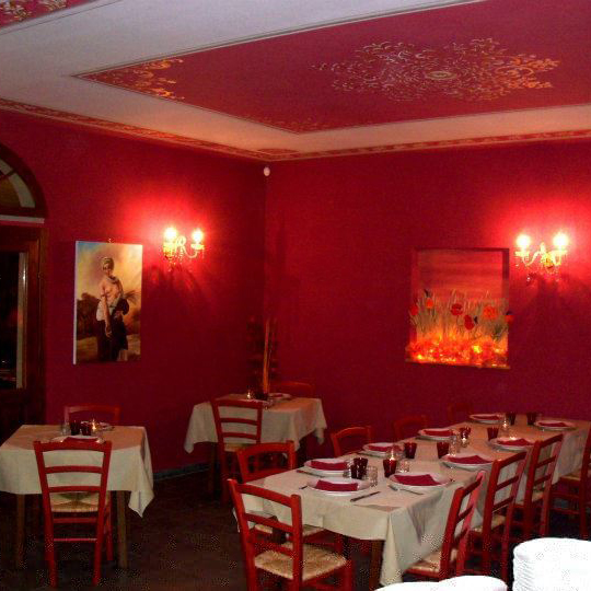 Sala-Ristorante-Decorata-in-stile-Classico-Rustico-con-Pareti-e-Soffitto-Dipinti-a-mano