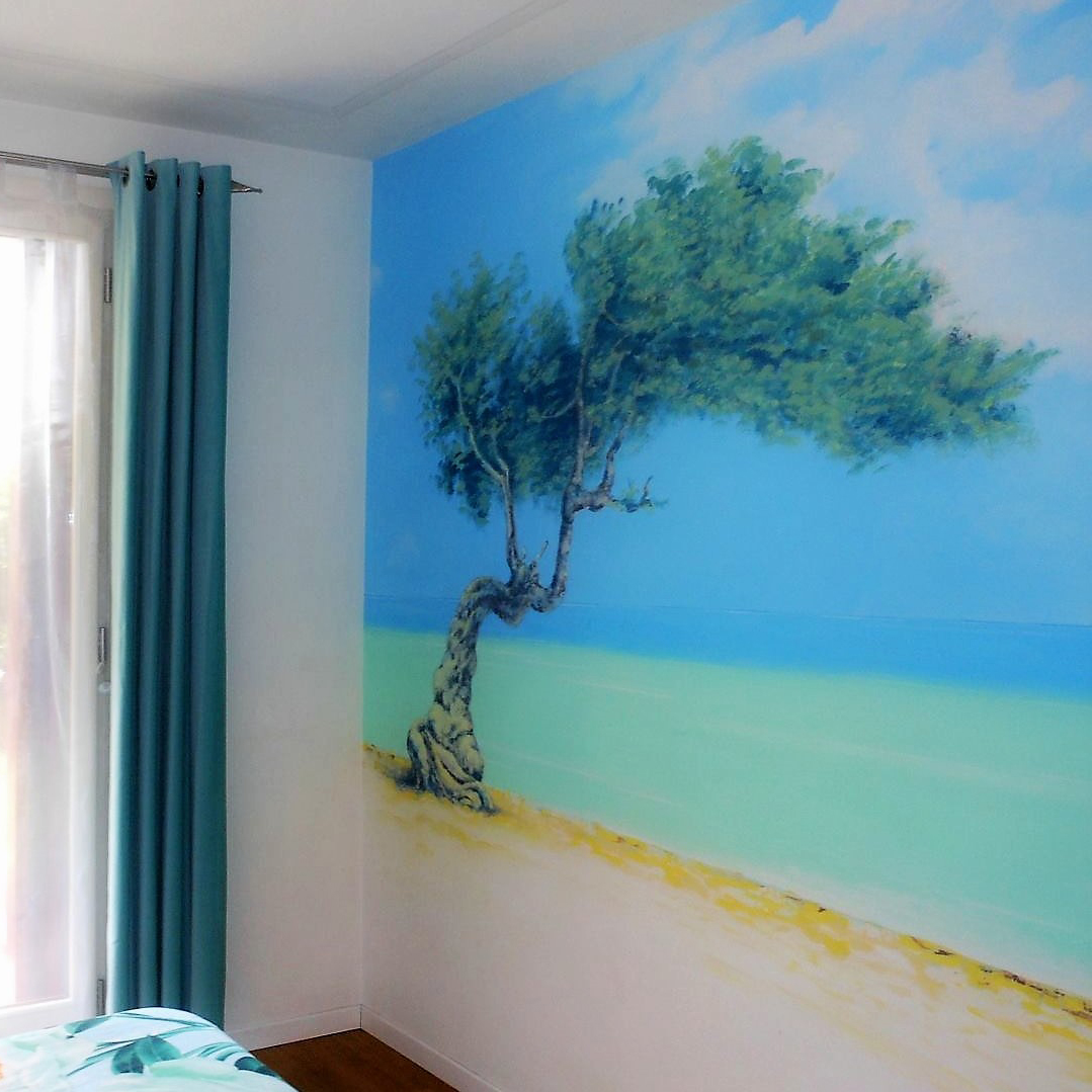 Trompe-l'oeil-Spiaggia-con Albero-su-Mare-turchese-Dipinto-acrilico-colore-Azzurro-Verde-Sabbia-Decorazione-Parete-interni-260x300cm